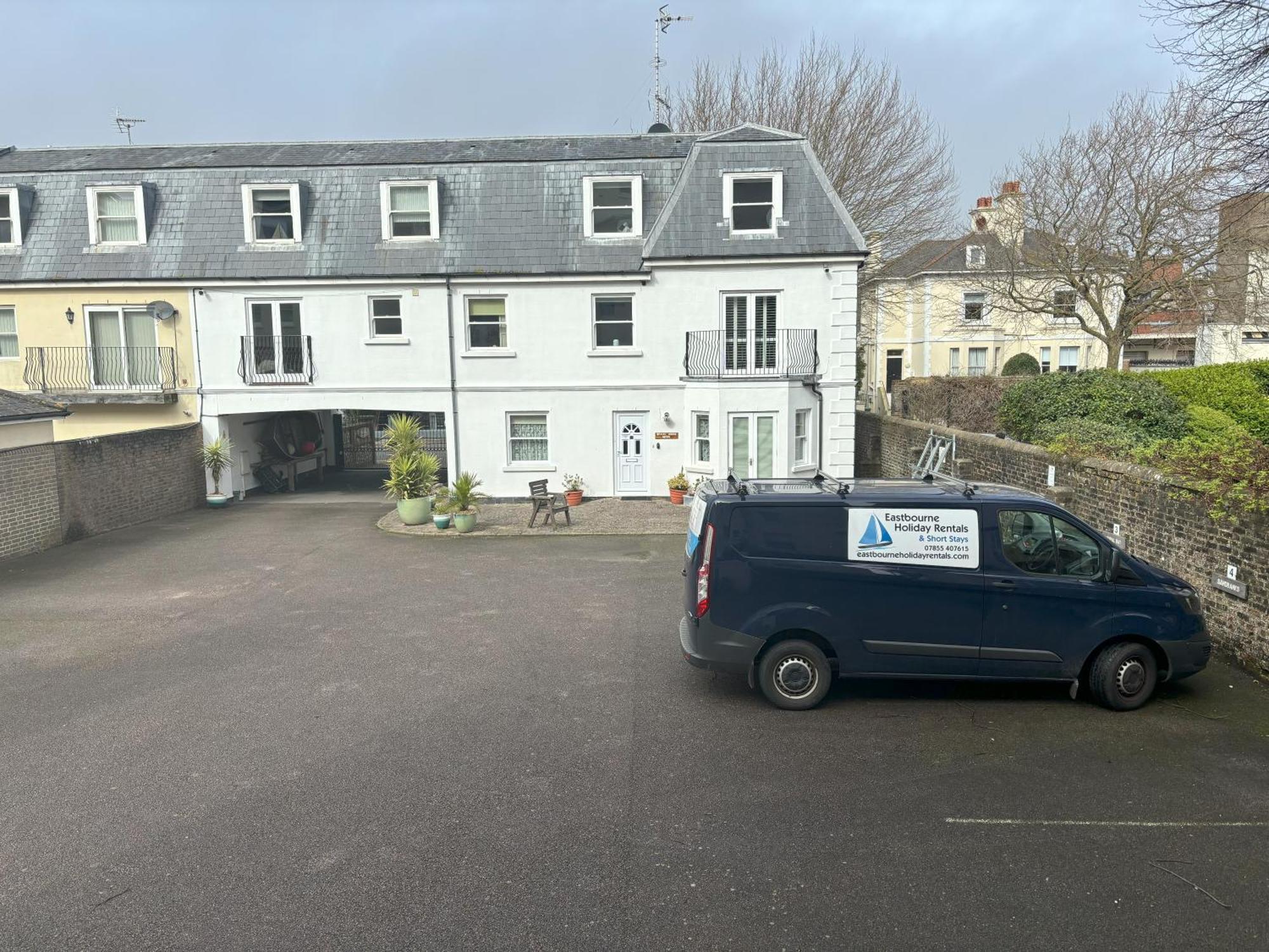 The Beach House Holiday Apartments Eastbourne Exterior photo