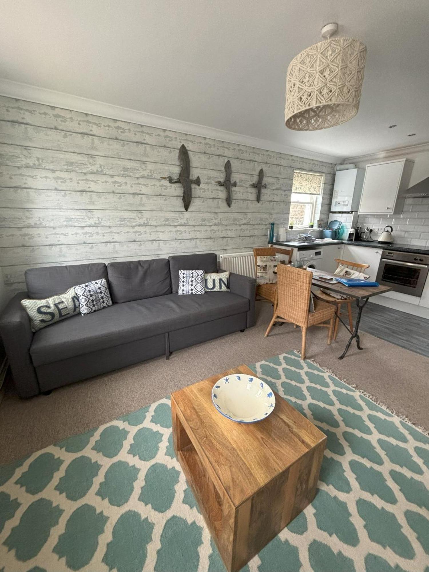 The Beach House Holiday Apartments Eastbourne Exterior photo
