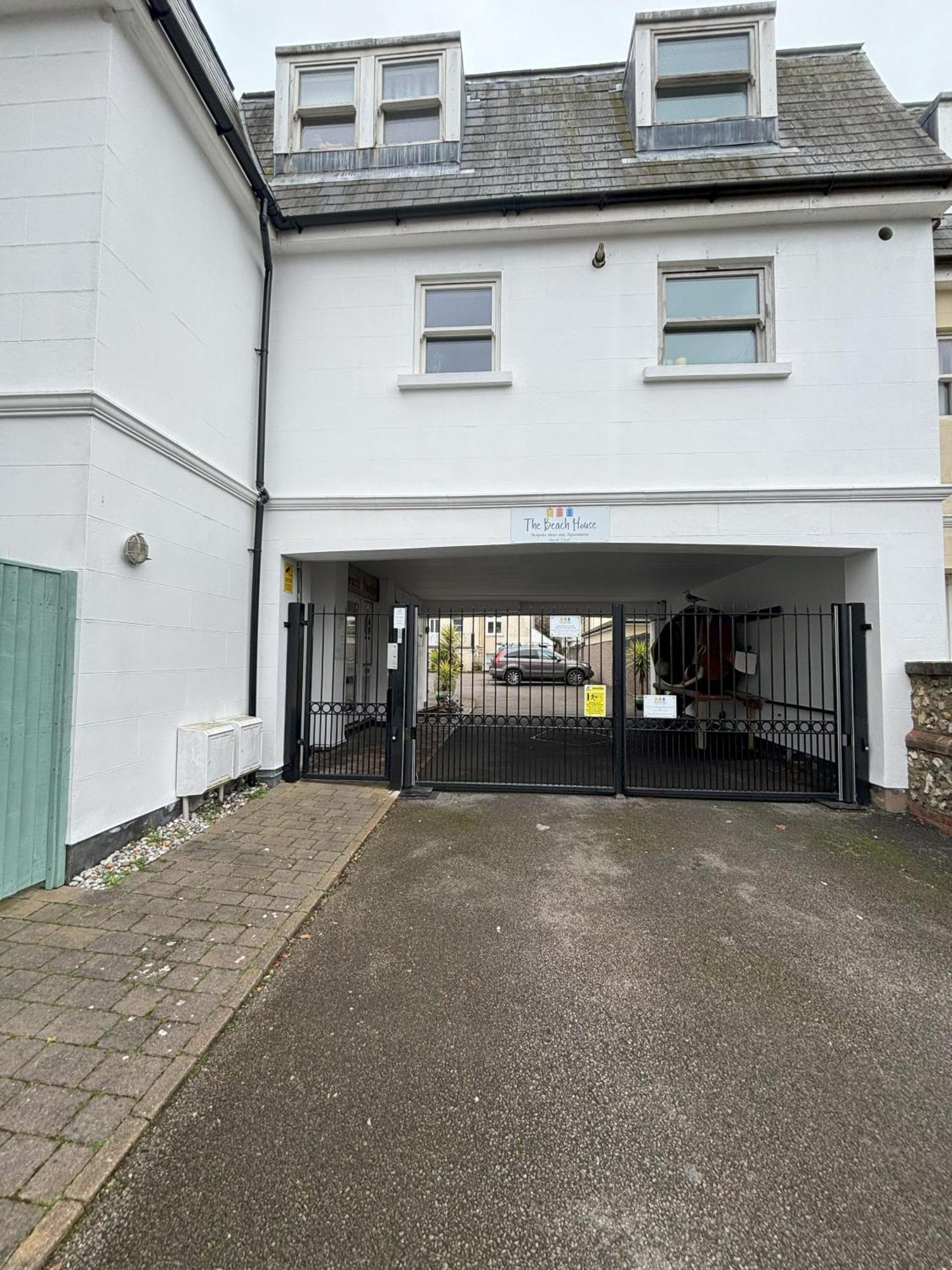 The Beach House Holiday Apartments Eastbourne Exterior photo