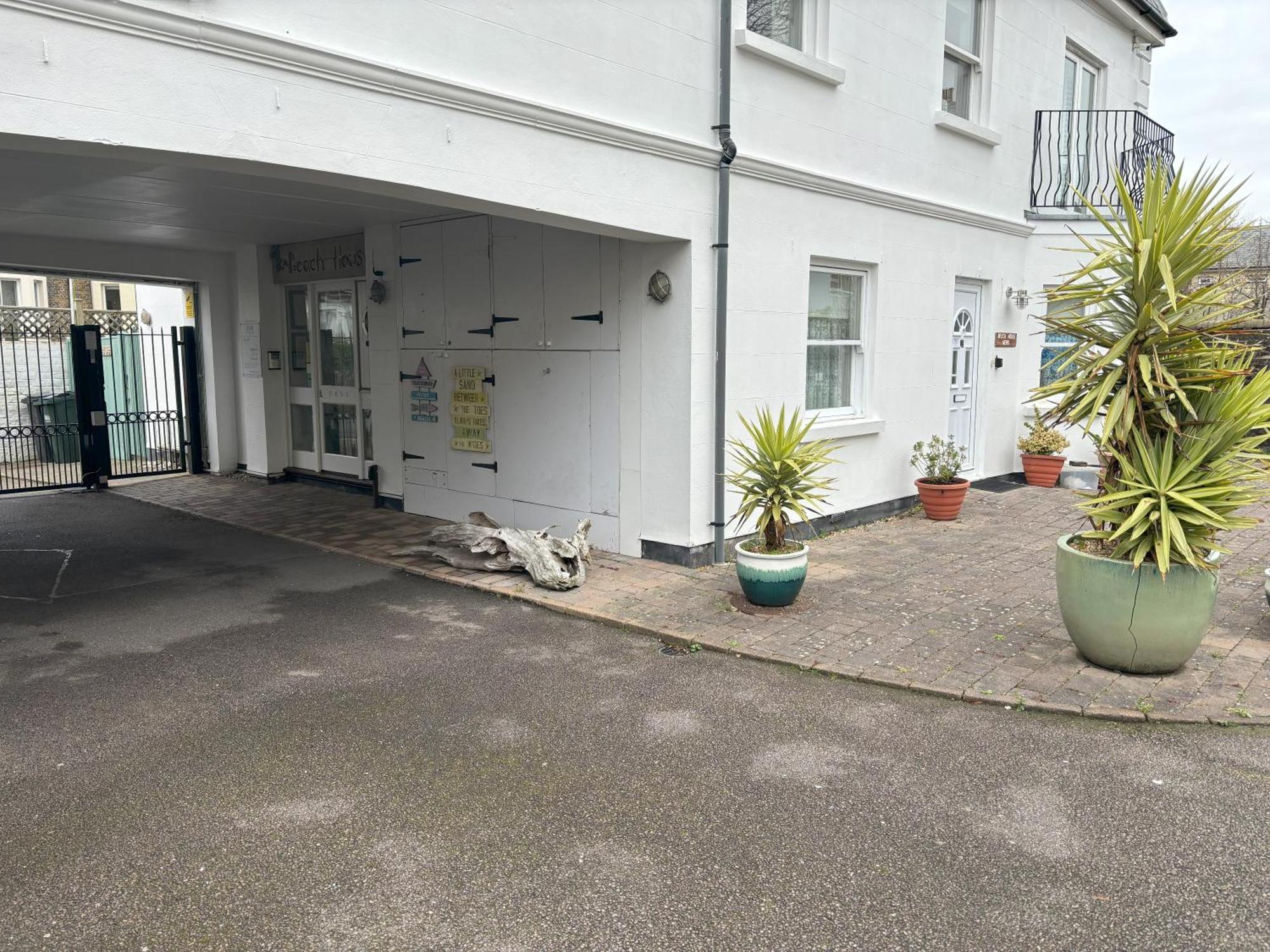 The Beach House Holiday Apartments Eastbourne Exterior photo